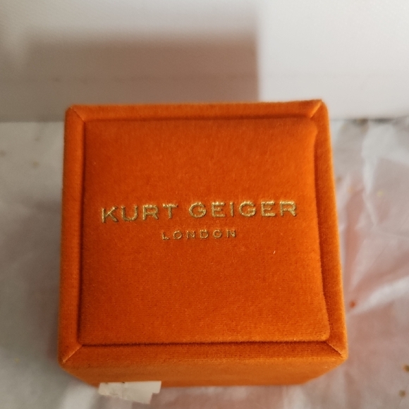Kurt Geiger 3 Greens Stone Ring SIZE 8 NWT - Picture 2 of 6